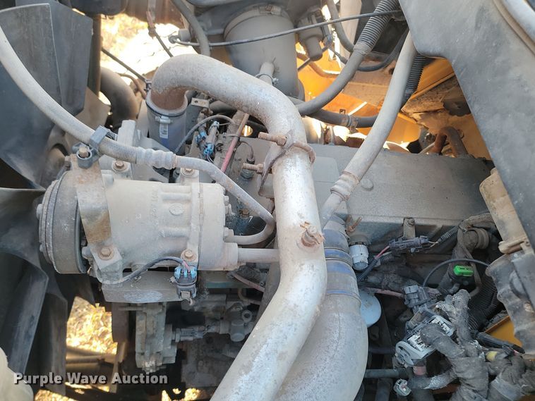 image for item KT9957 2004 International 7400  spreader truck