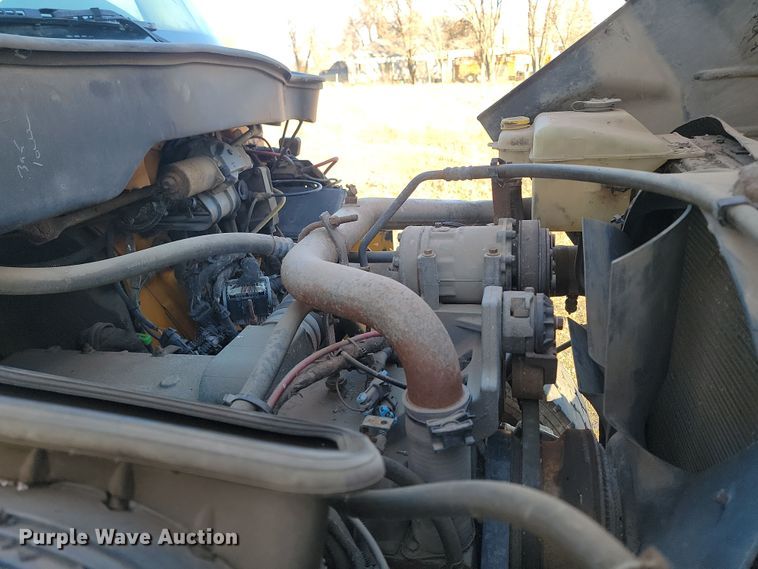 image for item KT9957 2004 International 7400  spreader truck