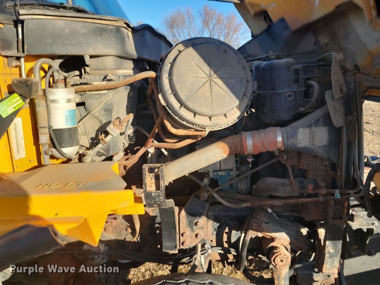 image for item KT9957 2004 International 7400  spreader truck