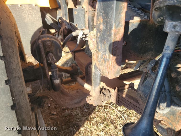 image for item KT9957 2004 International 7400  spreader truck