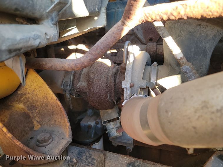 image for item KT9957 2004 International 7400  spreader truck