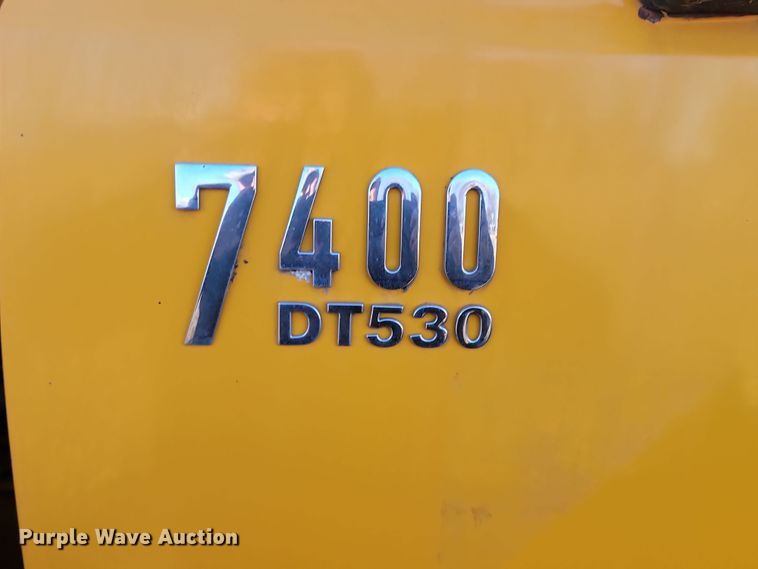 image for item KT9957 2004 International 7400  spreader truck