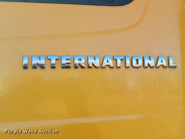 image for item KT9957 2004 International 7400  spreader truck