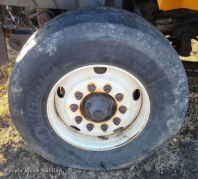 image for item KT9957 2004 International 7400  spreader truck