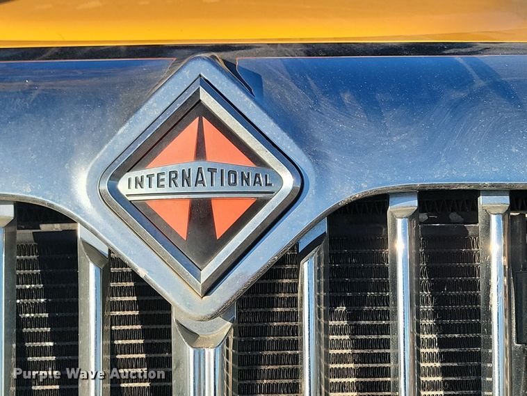 image for item KT9957 2004 International 7400  spreader truck