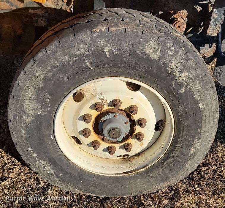 image for item KT9957 2004 International 7400  spreader truck