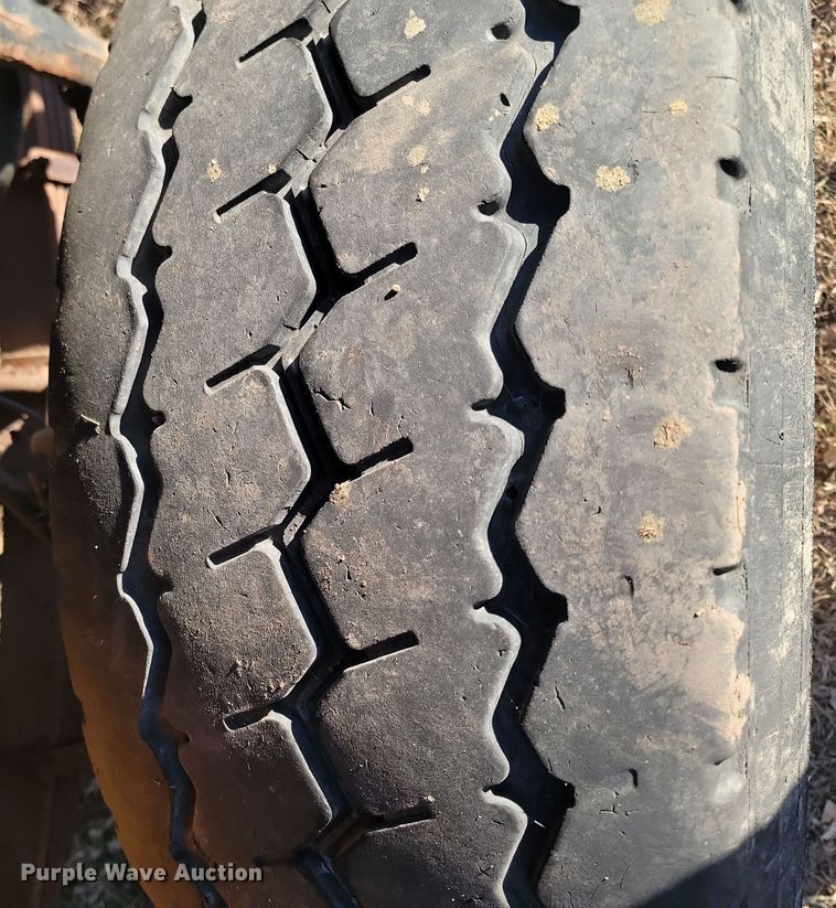 image for item KT9957 2004 International 7400  spreader truck