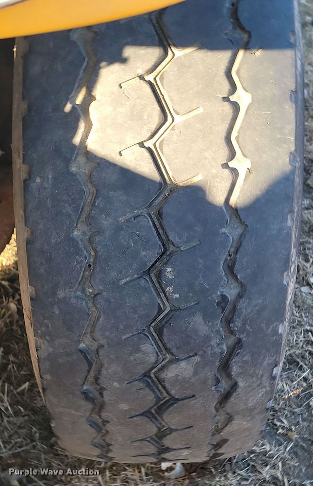 image for item KT9957 2004 International 7400  spreader truck