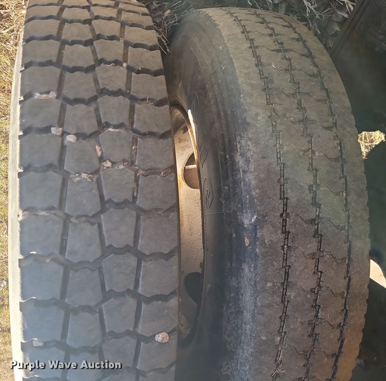 image for item KT9957 2004 International 7400  spreader truck