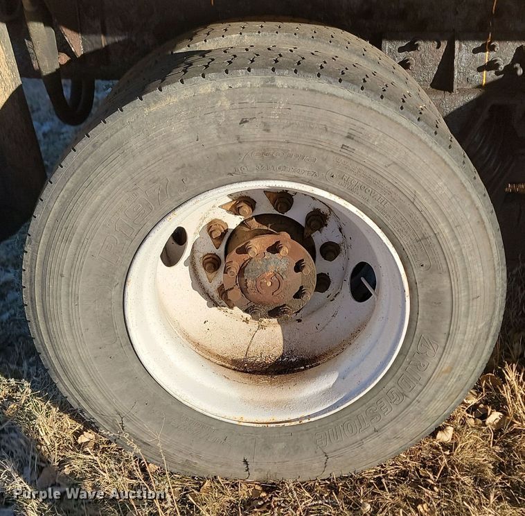 image for item KT9957 2004 International 7400  spreader truck