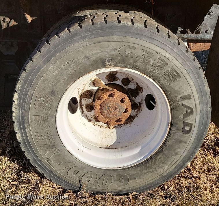 image for item KT9957 2004 International 7400  spreader truck