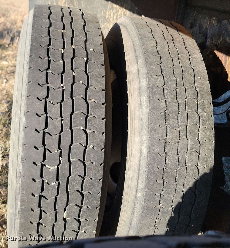 image for item KT9957 2004 International 7400  spreader truck