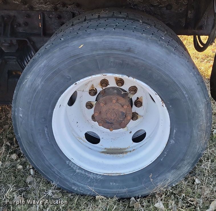 image for item KT9957 2004 International 7400  spreader truck