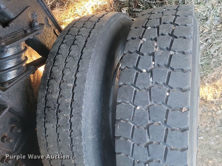 image for item KT9957 2004 International 7400  spreader truck