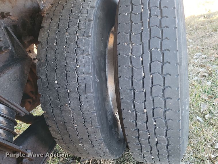 image for item KT9957 2004 International 7400  spreader truck