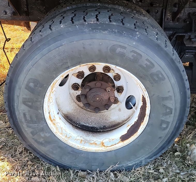 image for item KT9957 2004 International 7400  spreader truck