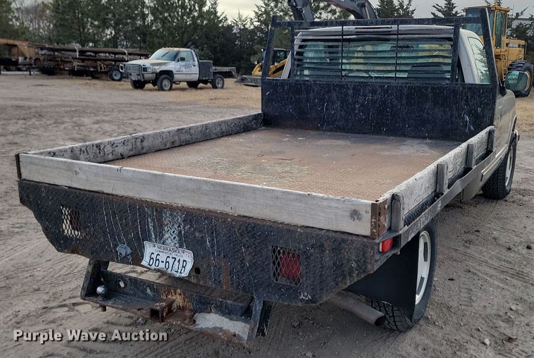 image for item KT9978 1998 GMC 1500  flatbed pickup truck