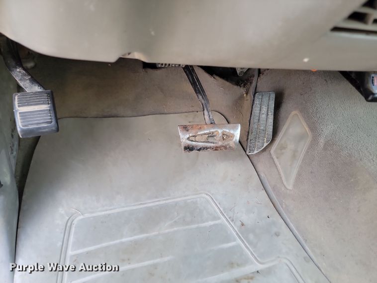 image for item KT9978 1998 GMC 1500  flatbed pickup truck