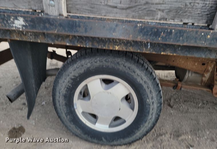 image for item KT9978 1998 GMC 1500  flatbed pickup truck