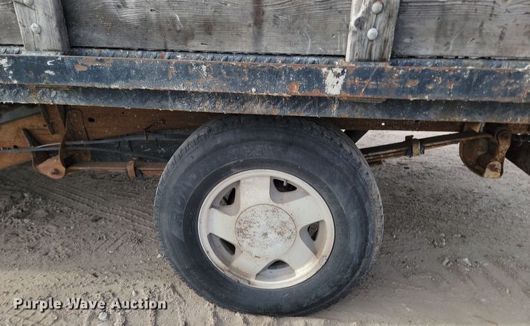 image for item KT9978 1998 GMC 1500  flatbed pickup truck