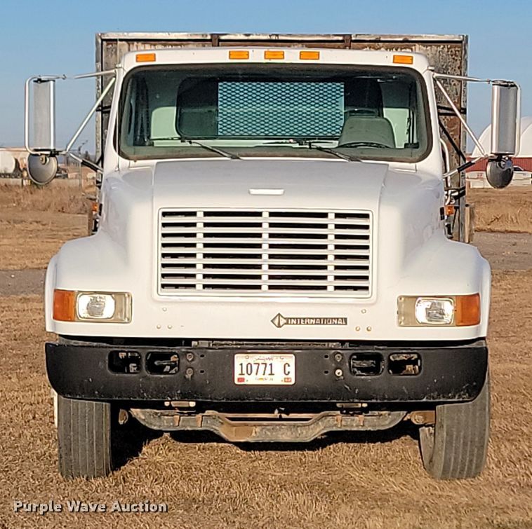image for item KU9026 1995 International 4700  flatbed truck
