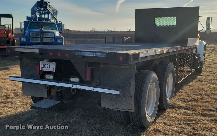 image for item KU9026 1995 International 4700  flatbed truck