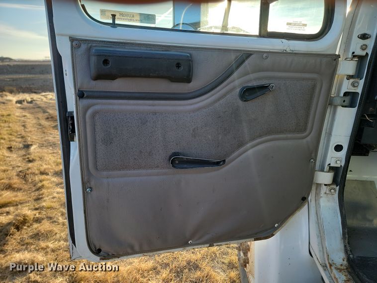 image for item KU9026 1995 International 4700  flatbed truck