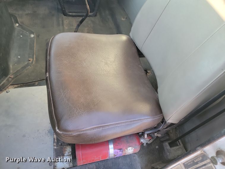 image for item KU9026 1995 International 4700  flatbed truck