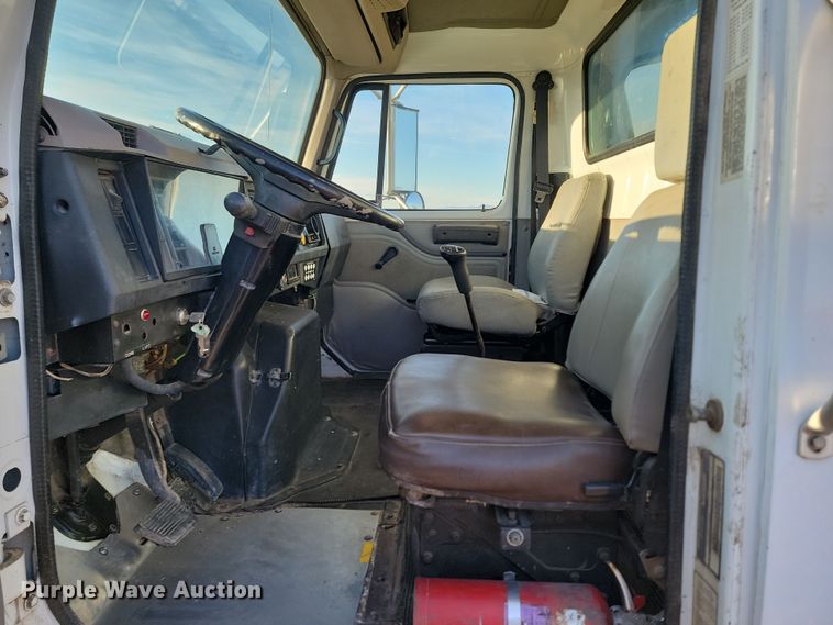 image for item KU9026 1995 International 4700  flatbed truck