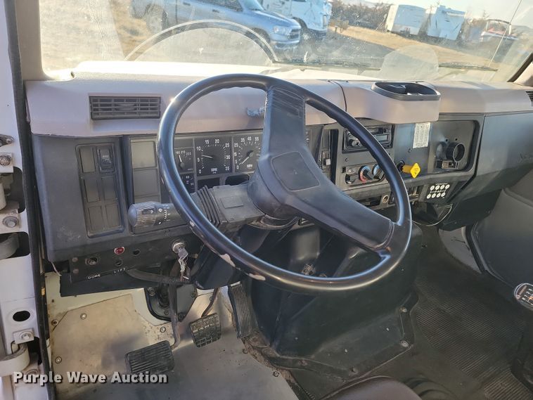 image for item KU9026 1995 International 4700  flatbed truck