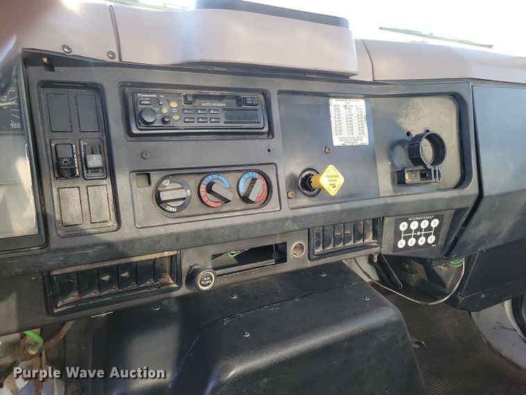 image for item KU9026 1995 International 4700  flatbed truck