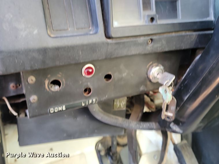 image for item KU9026 1995 International 4700  flatbed truck