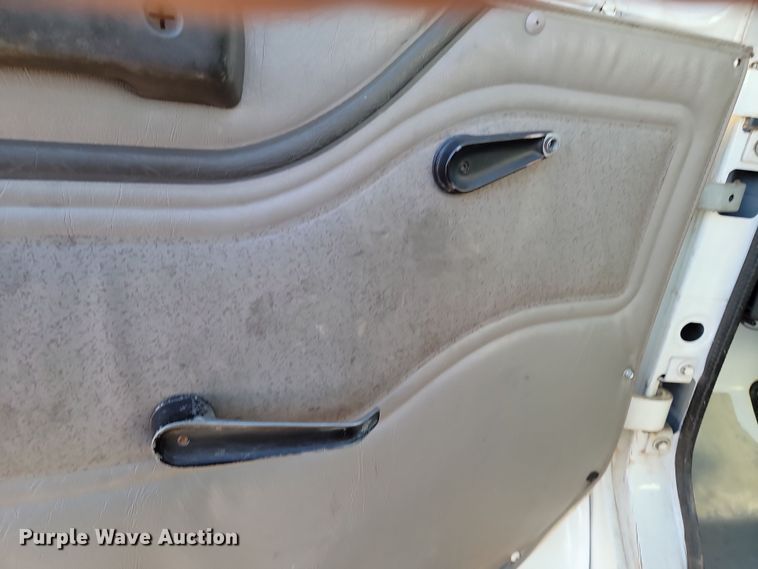 image for item KU9026 1995 International 4700  flatbed truck