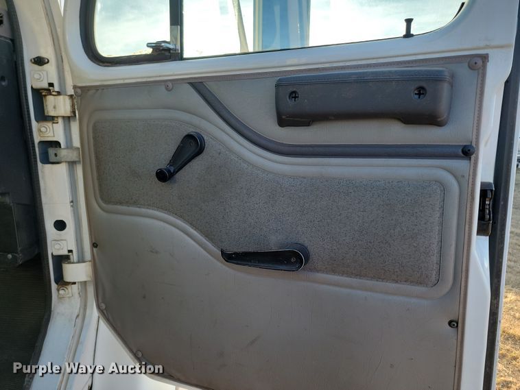 image for item KU9026 1995 International 4700  flatbed truck