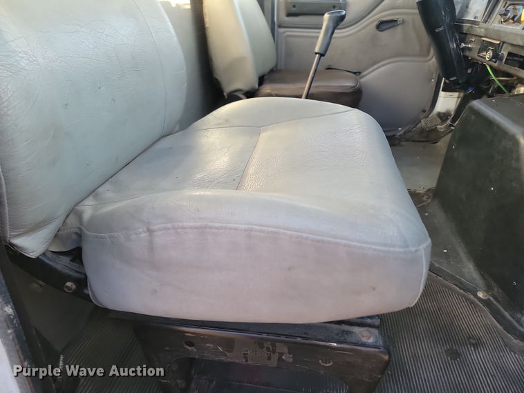 image for item KU9026 1995 International 4700  flatbed truck