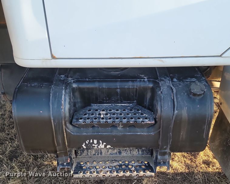 image for item KU9026 1995 International 4700  flatbed truck