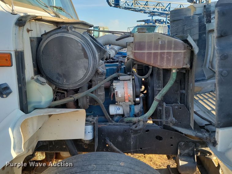 image for item KU9026 1995 International 4700  flatbed truck