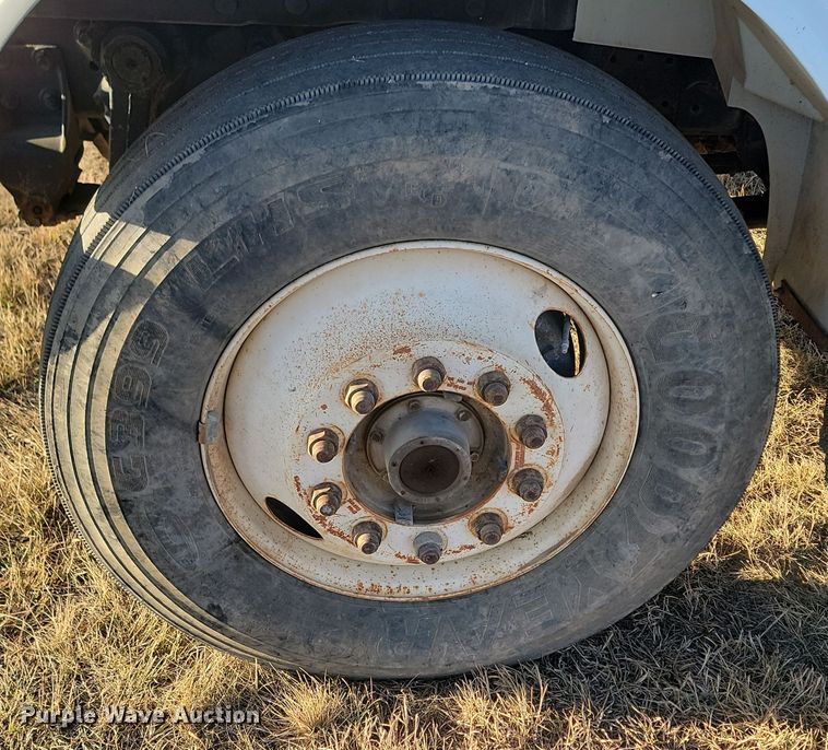 image for item KU9026 1995 International 4700  flatbed truck