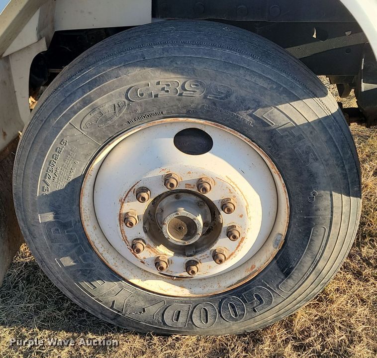 image for item KU9026 1995 International 4700  flatbed truck