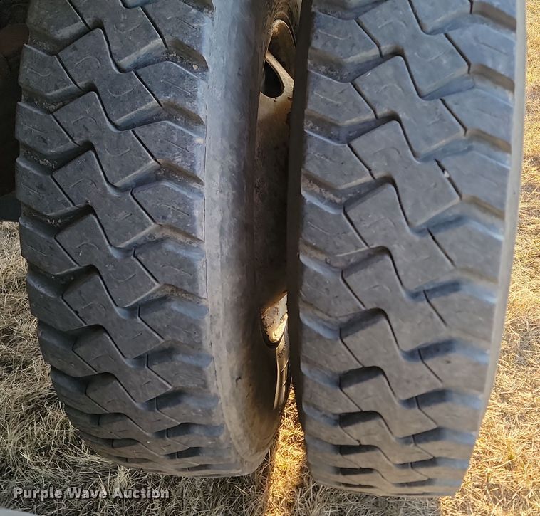 image for item KU9026 1995 International 4700  flatbed truck