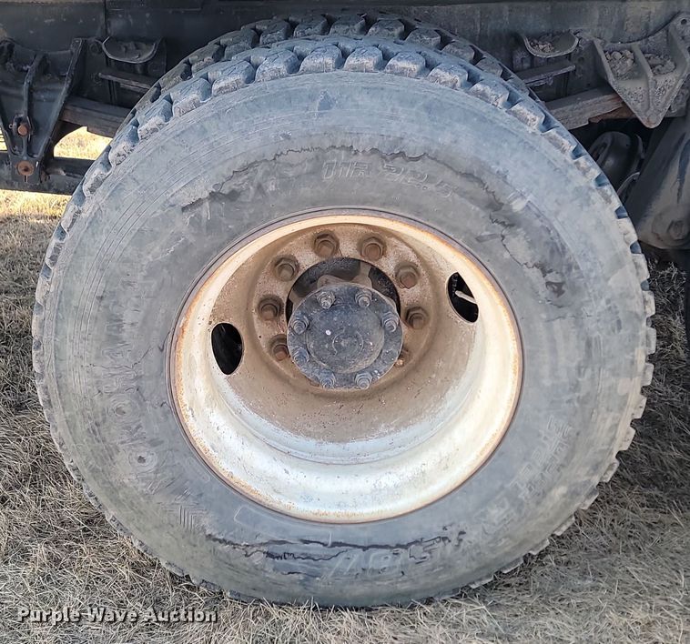 image for item KU9026 1995 International 4700  flatbed truck