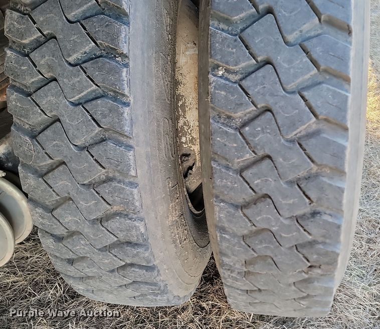 image for item KU9026 1995 International 4700  flatbed truck