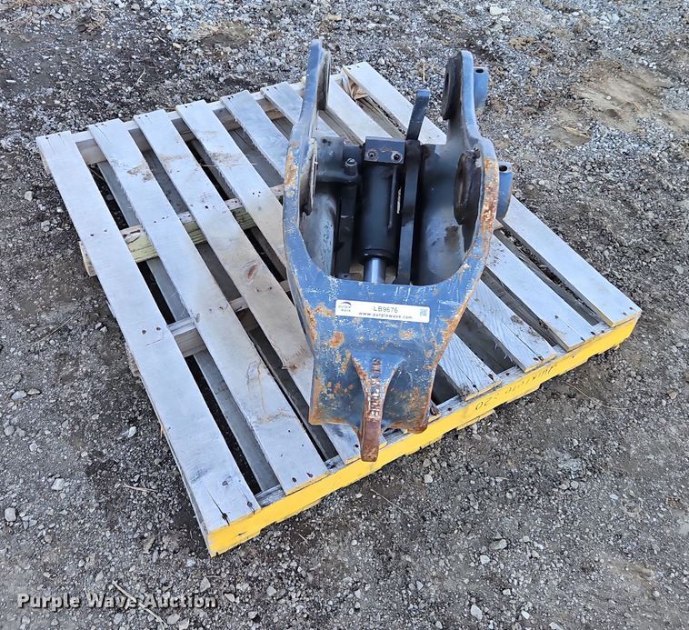 image for item LB9676 CNHI EX130D  hydraulic quick coupler