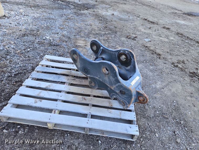 image for item LB9676 CNHI EX130D  hydraulic quick coupler