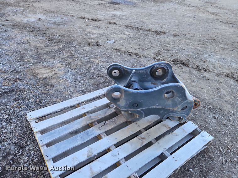 image for item LB9676 CNHI EX130D  hydraulic quick coupler