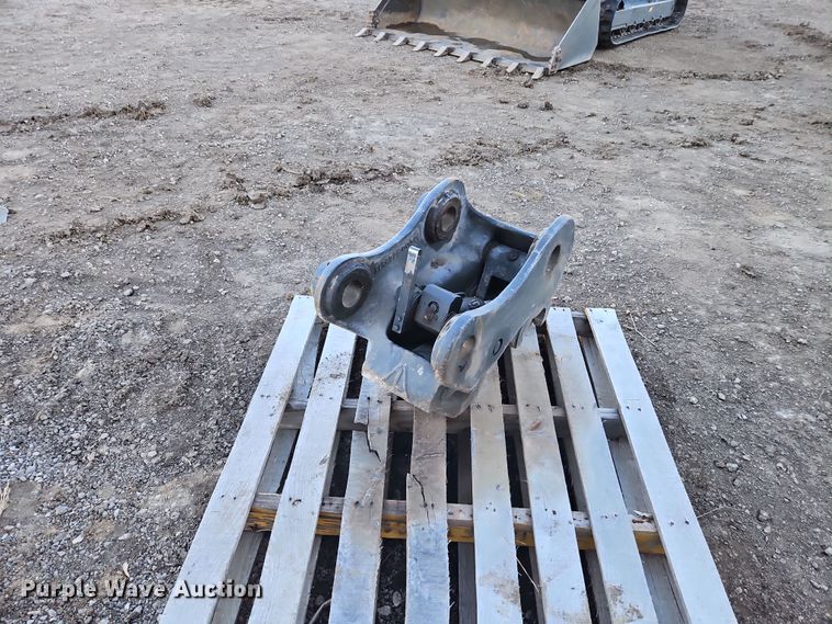 image for item LB9676 CNHI EX130D  hydraulic quick coupler