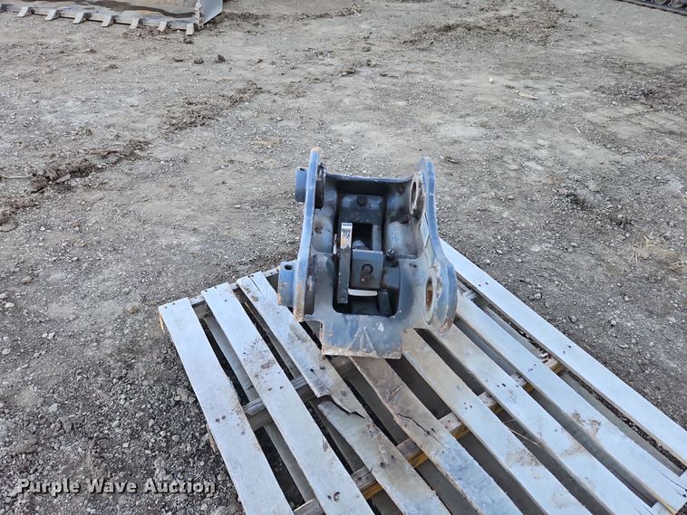 image for item LB9676 CNHI EX130D  hydraulic quick coupler