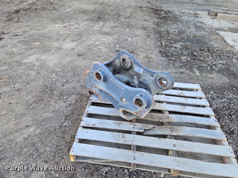 image for item LB9676 CNHI EX130D  hydraulic quick coupler