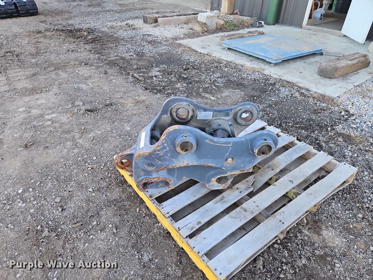 image for item LB9676 CNHI EX130D  hydraulic quick coupler