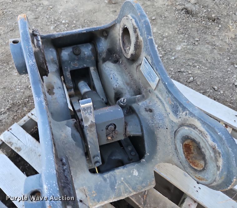 image for item LB9676 CNHI EX130D  hydraulic quick coupler